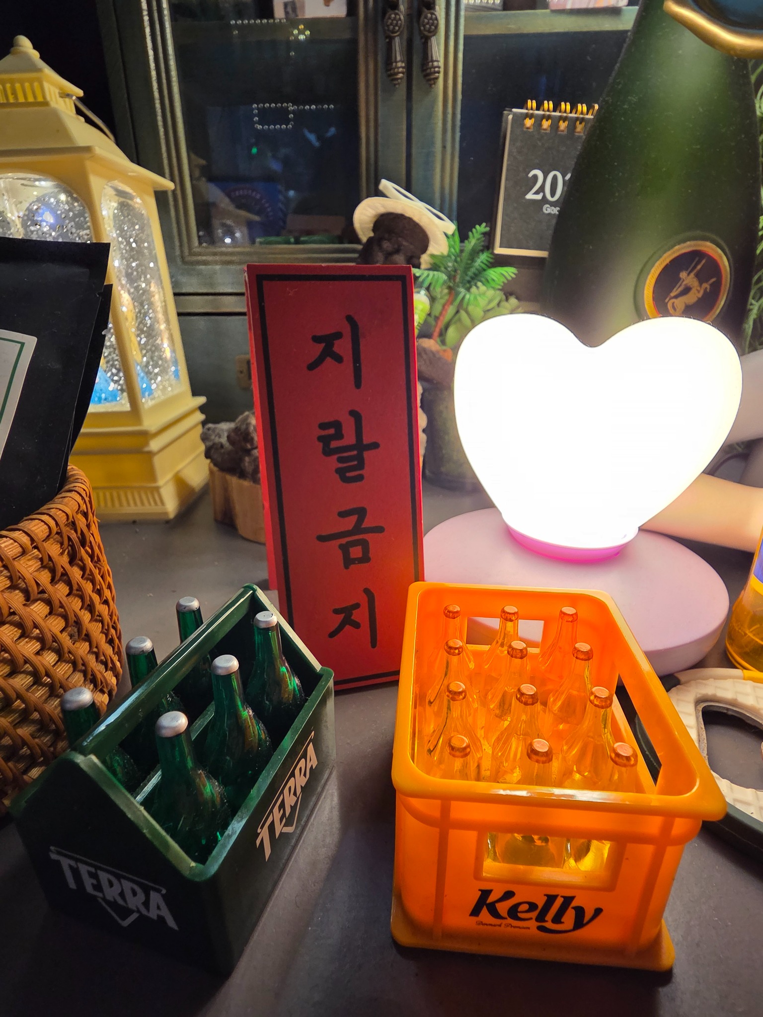 주야별식 내부의 소품과 조명